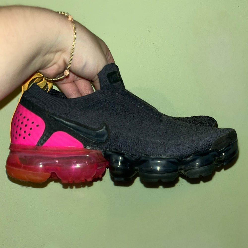 Nike Air Vapormax Flyknit Moc 2 in Navy and Hot Pink